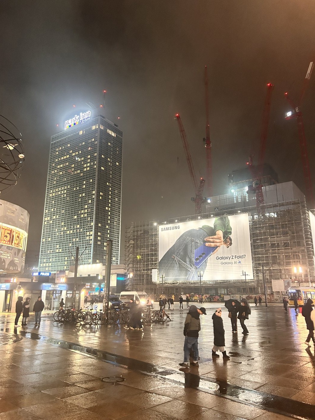 Ad de telenovela na Alexander Platz em Berlim.
